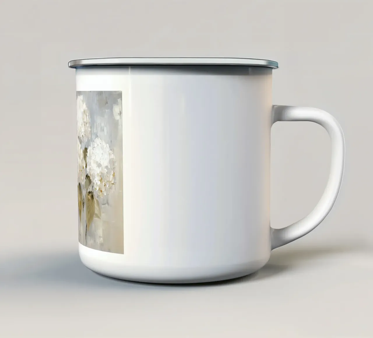 Tonalità di ortensie bianche e morbide tazza in smalto da Modern Muse