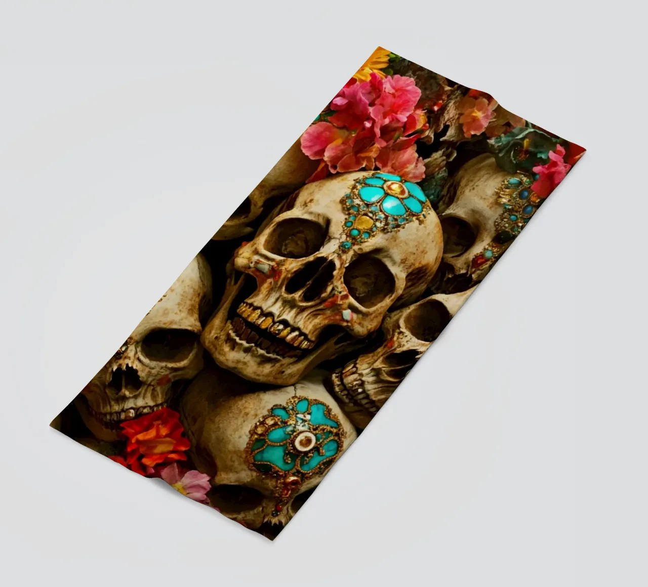 Teschi dorati con fiori telo mare da Modern Muse