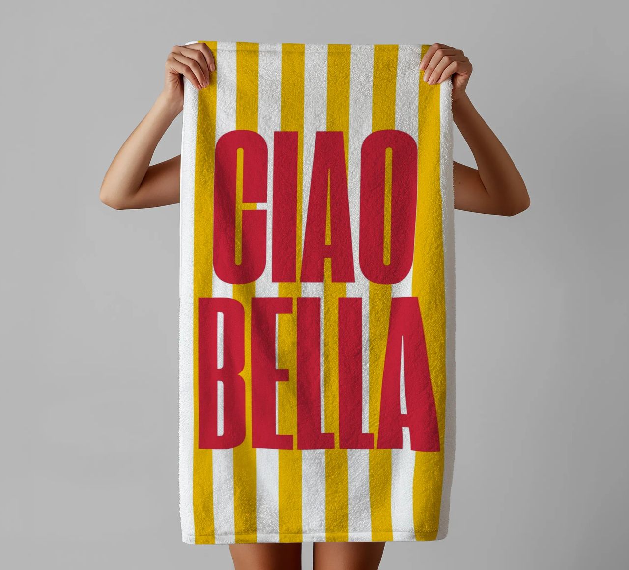 "Ciao Bella" – Vibrant Stripe Statement Print asciugamano da bagno da PrintCessStudio