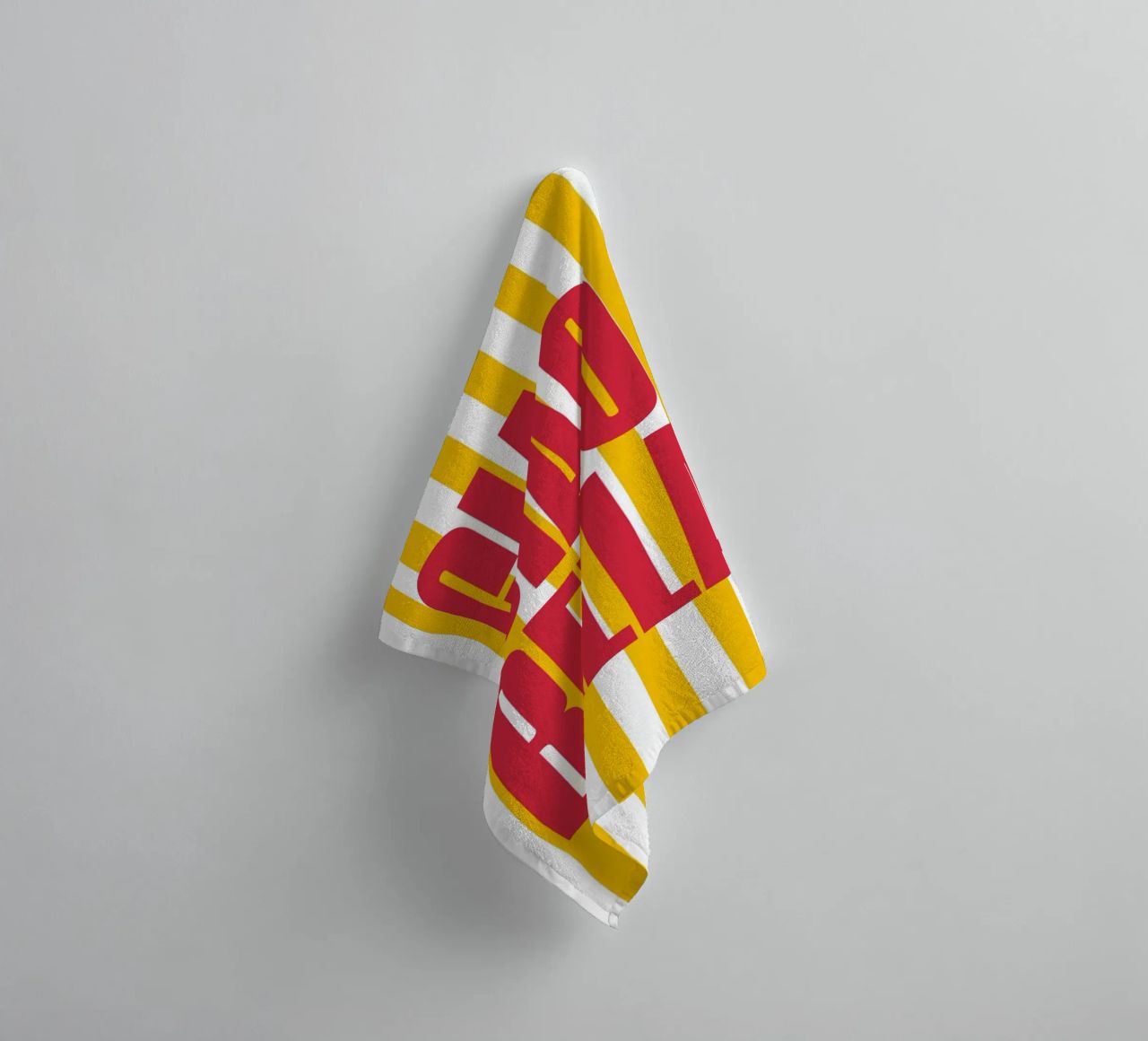 "Ciao Bella" – Vibrant Stripe Statement Print asciugamano da bagno da PrintCessStudio