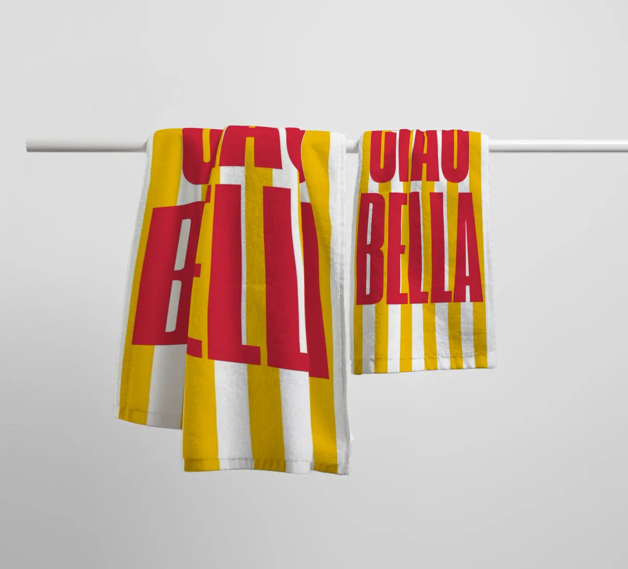 "Ciao Bella" – Vibrant Stripe Statement Print asciugamano da bagno da PrintCessStudio