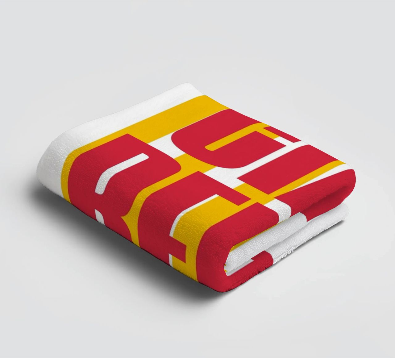 "Ciao Bella" – Vibrant Stripe Statement Print asciugamano da bagno da PrintCessStudio