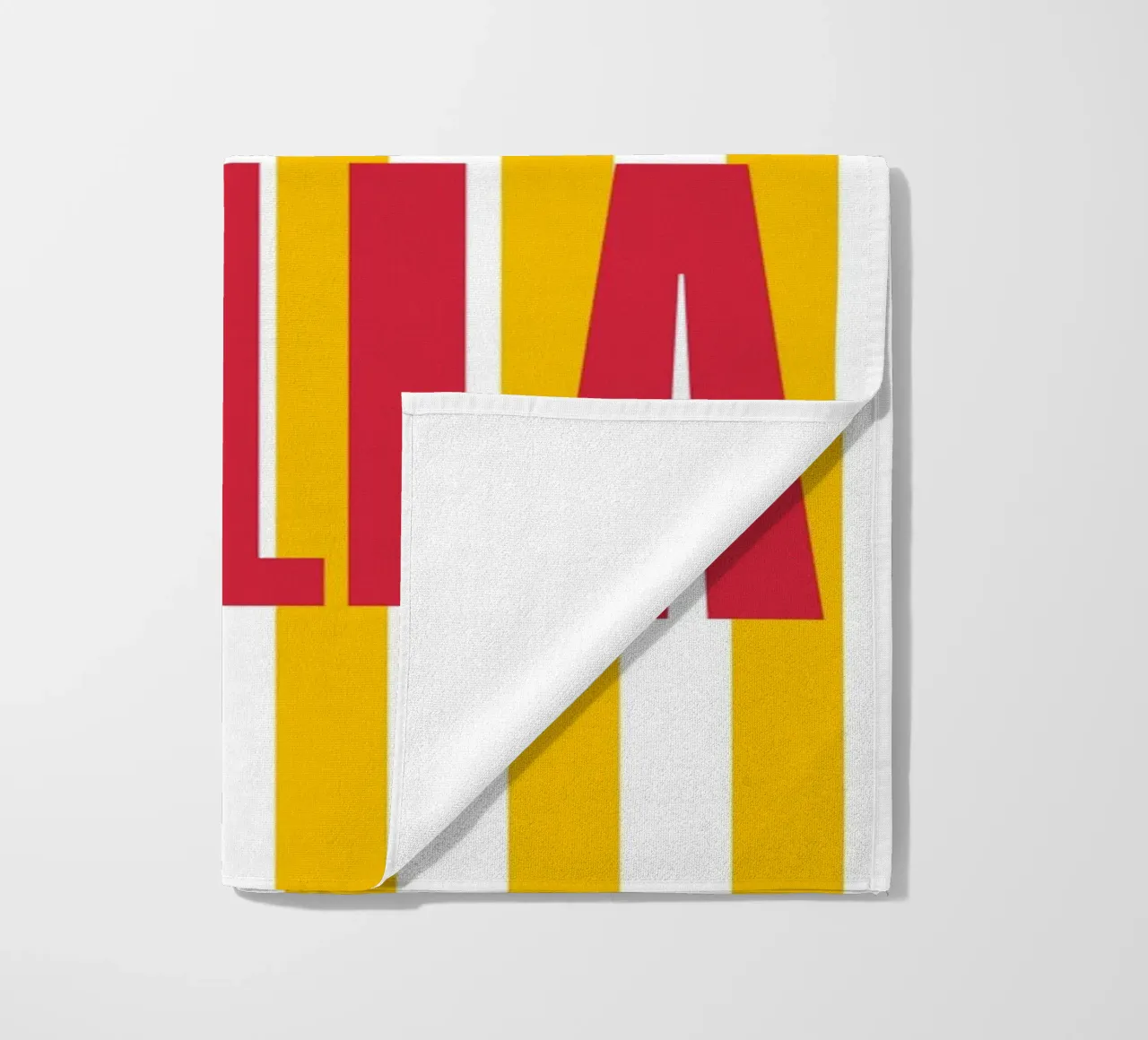 "Ciao Bella" – Vibrant Stripe Statement Print Strandtuch von PrintCessStudio