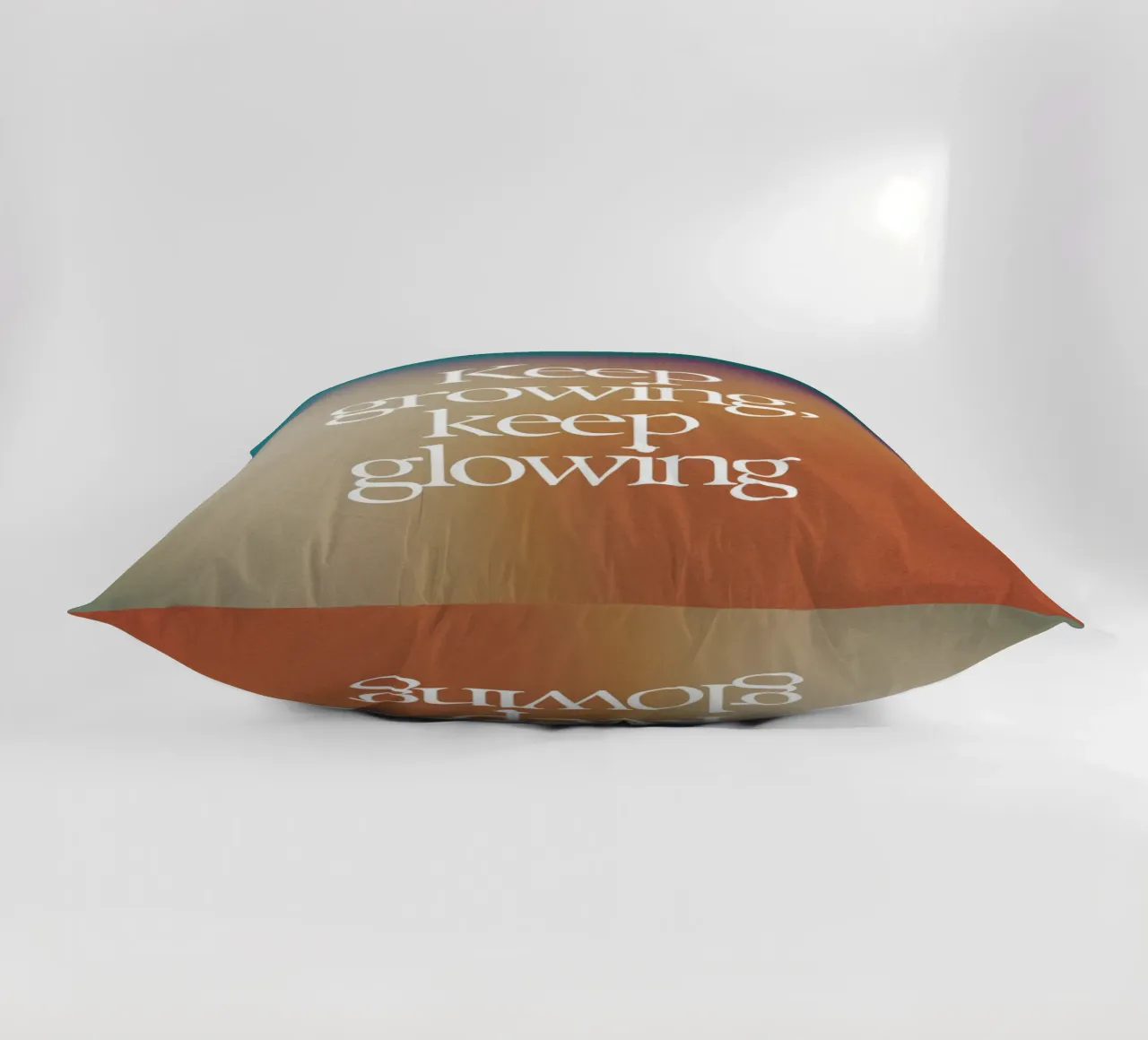"Keep Growing, Keep Glowing" – Empowering & Uplifting Print cuscino da PrintCessStudio