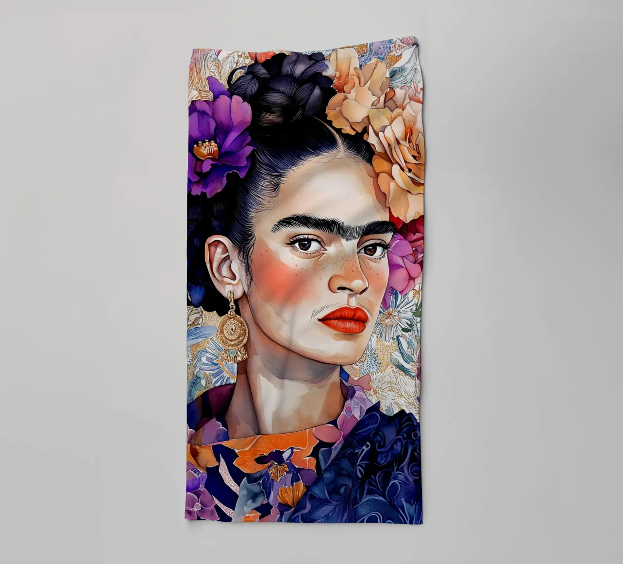 Vrouwenportret met bloemen badhanddoek van Justyna Jaszke JBJart