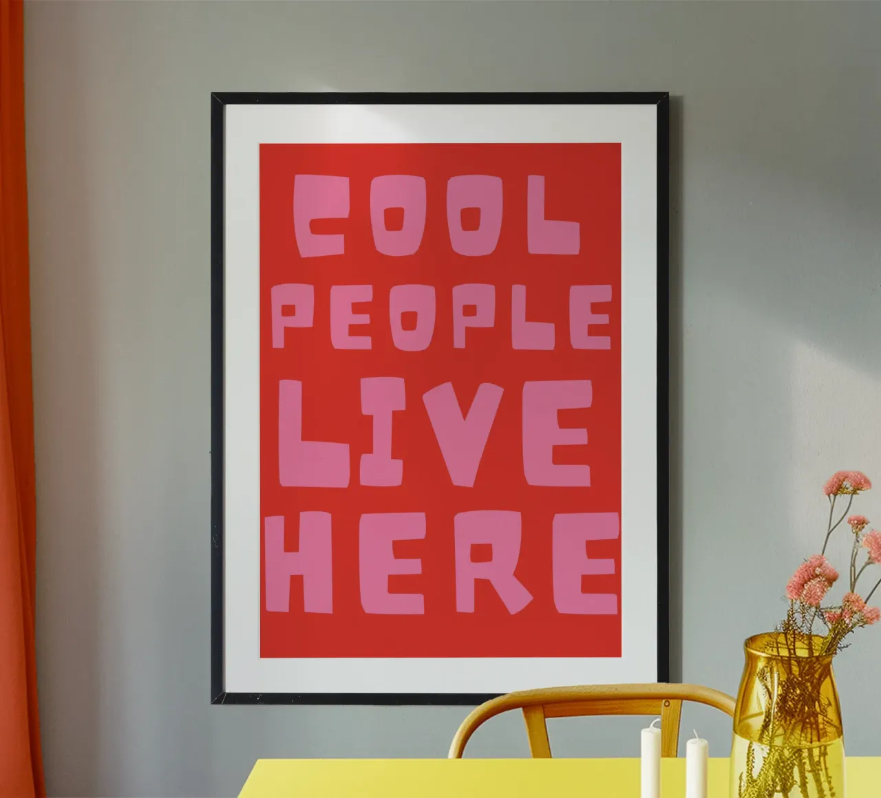Qui vivono persone cool, tipografia, rosso e rosa poster con telaio in legno da pdigitalprints