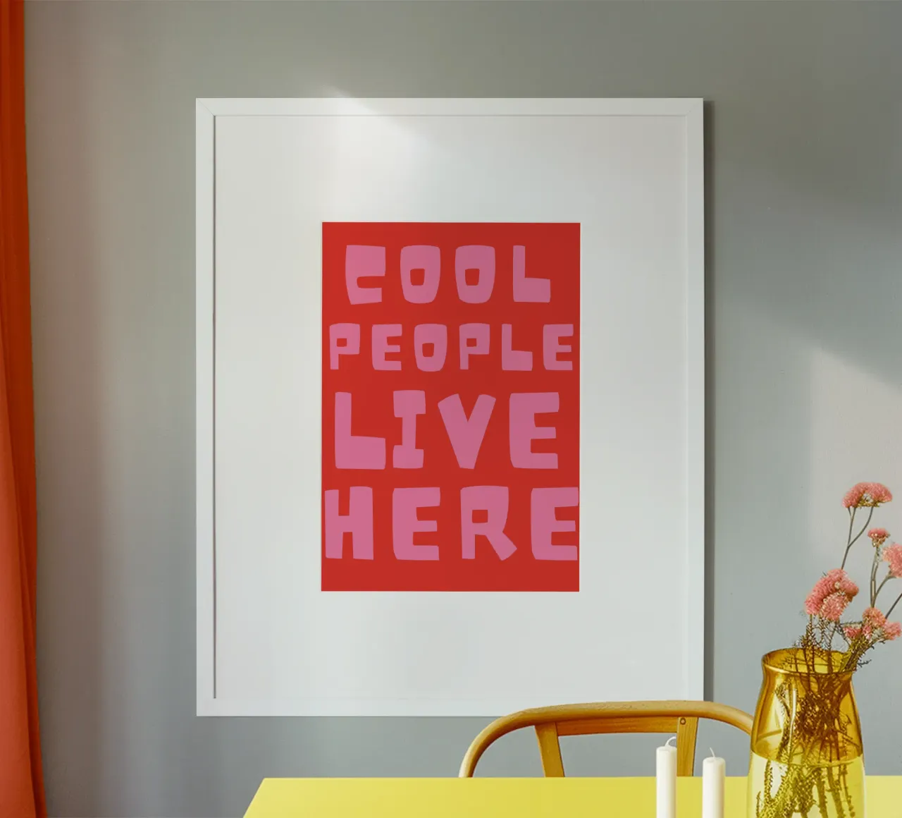 Qui vivono persone cool, tipografia, rosso e rosa poster con telaio in legno da pdigitalprints