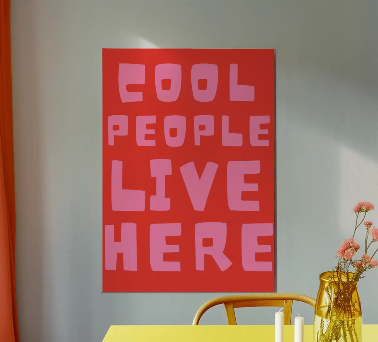 Qui vivono persone cool, tipografia, rosso e rosa poster con telaio in legno da pdigitalprints