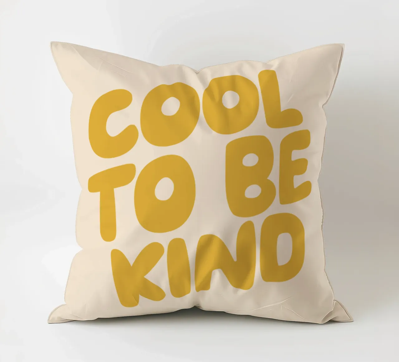 Design tipografico Cool to Be Kind in giallo cuscino da THE MOTIVATED TYPE