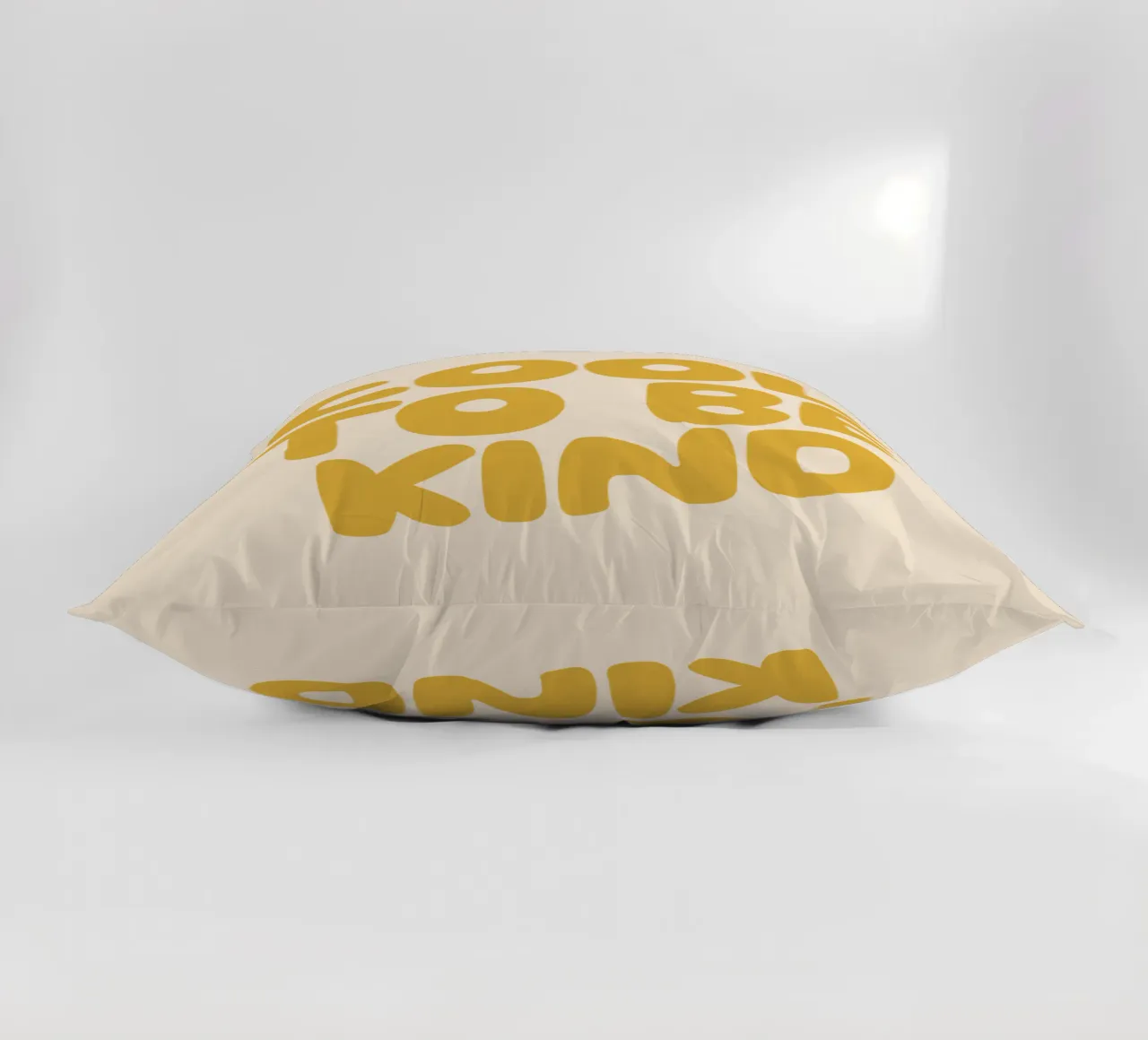 Design tipografico Cool to Be Kind in giallo cuscino da THE MOTIVATED TYPE