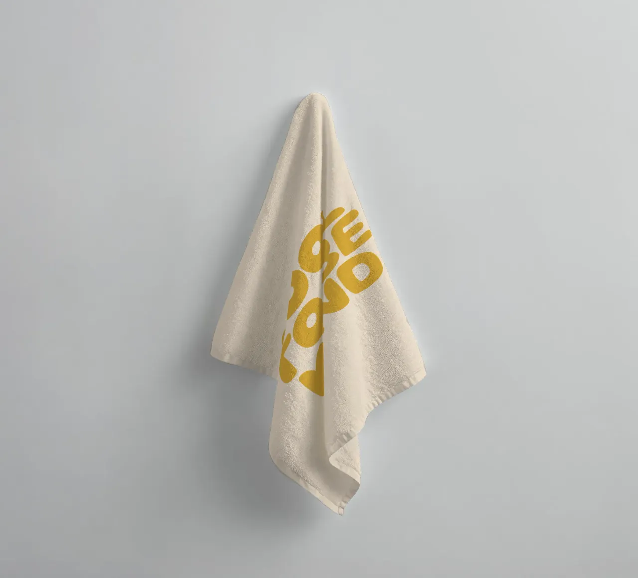 Cool to Be Kind Typographie Design en jaune serviette de bain de THE MOTIVATED TYPE