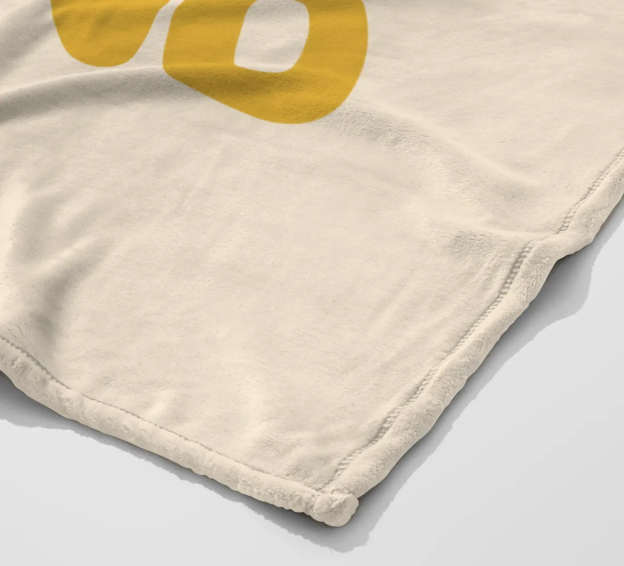 Design tipografico Cool to Be Kind in giallo coperta in pile da THE MOTIVATED TYPE