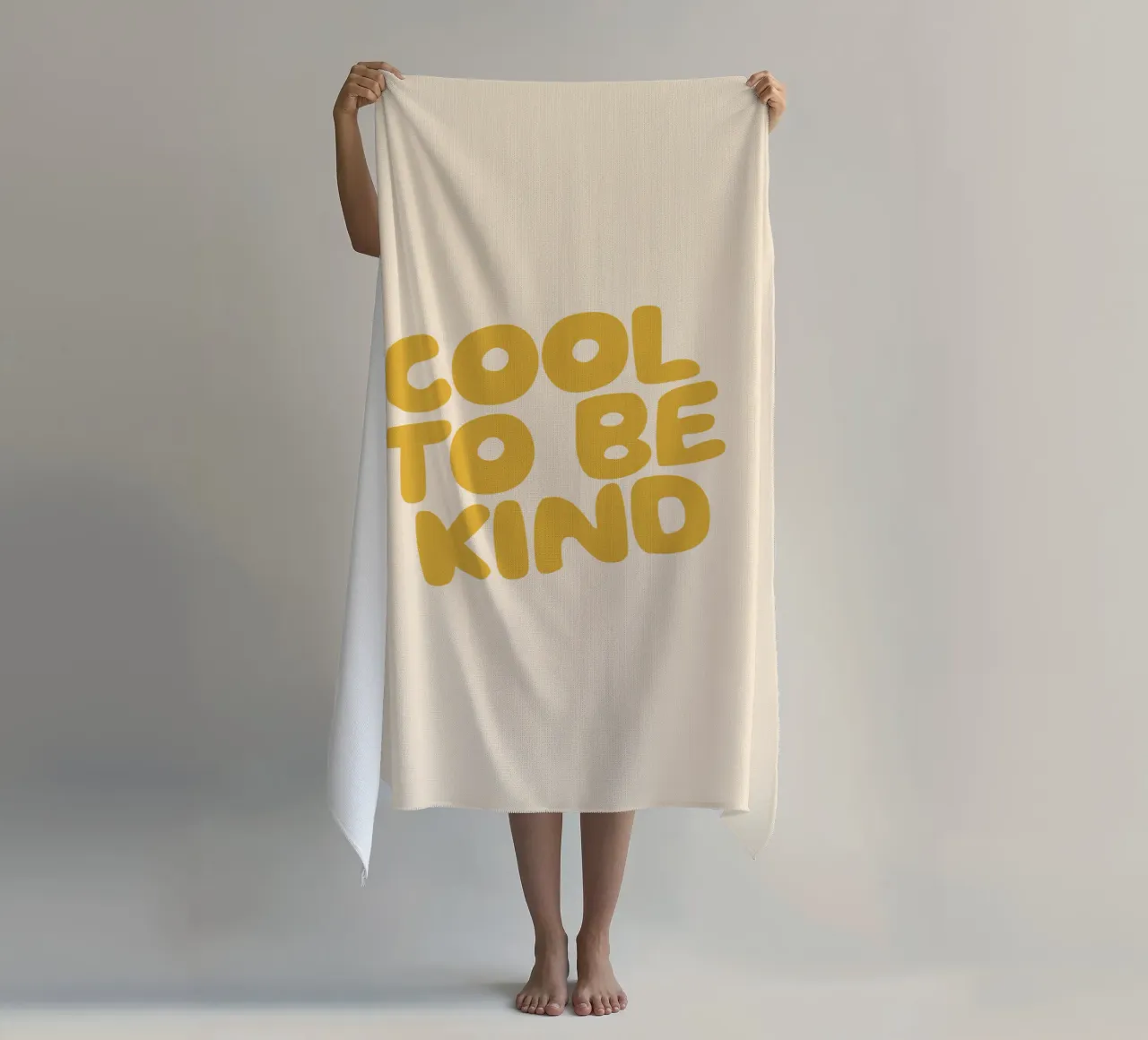Design tipografico Cool to Be Kind in giallo telo mare da THE MOTIVATED TYPE