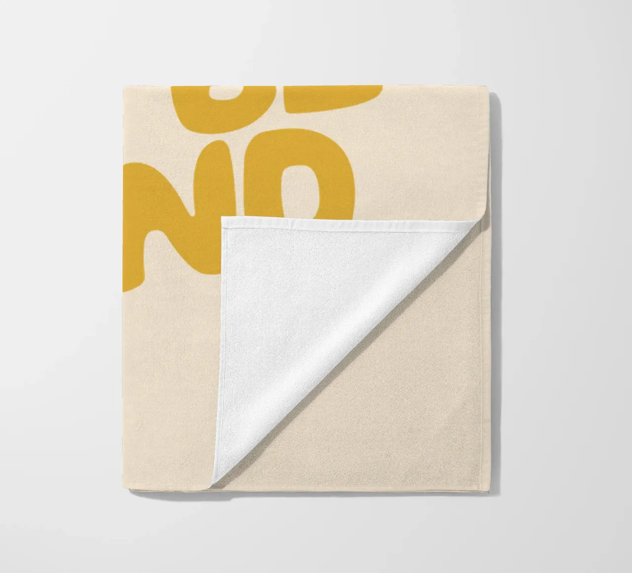 Design tipografico Cool to Be Kind in giallo telo mare da THE MOTIVATED TYPE