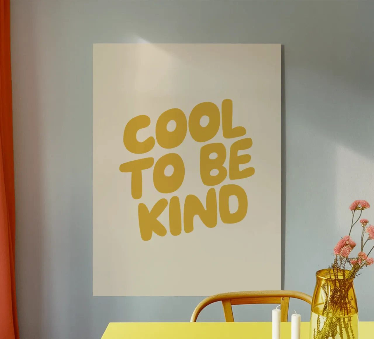 Design tipografico Cool to Be Kind in giallo plexiglass da THE MOTIVATED TYPE
