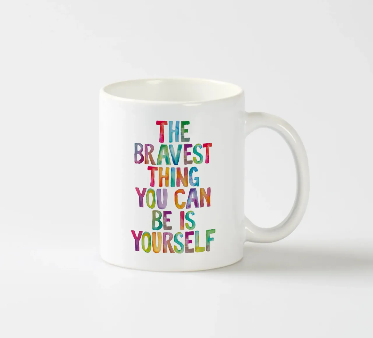 La chose la plus courageuse que vous puissiez être, c'est vous-même Typographie arc-en-ciel mug en céramique de THE MOTIVATED TYPE