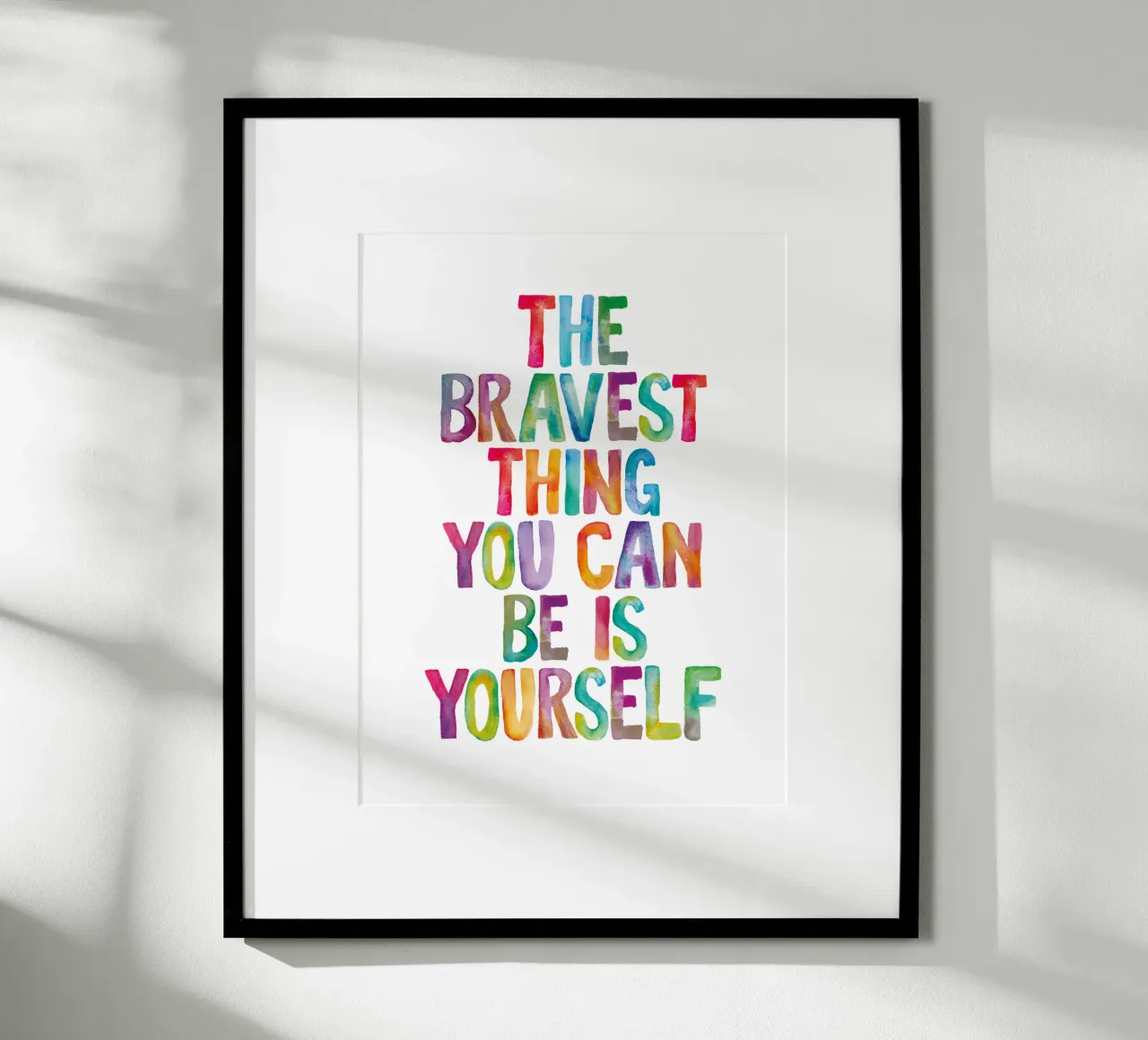 La chose la plus courageuse que vous puissiez être, c'est vous-même Typographie arc-en-ciel hahnemühle de THE MOTIVATED TYPE