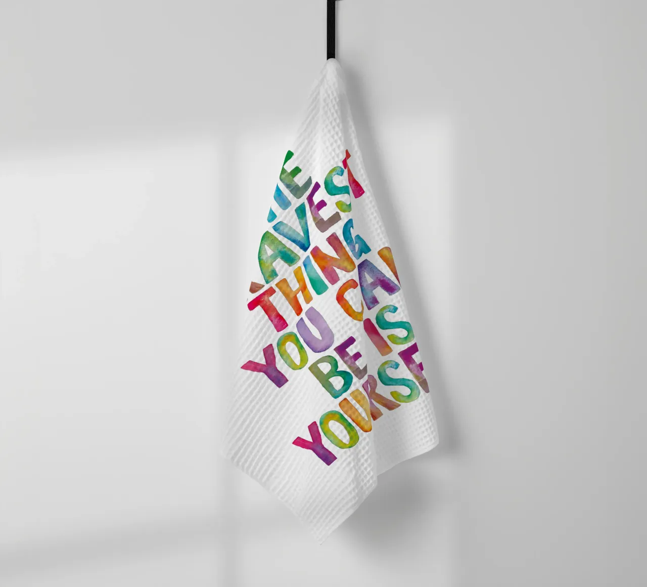 La chose la plus courageuse que vous puissiez être, c'est vous-même Typographie arc-en-ciel torchon de THE MOTIVATED TYPE