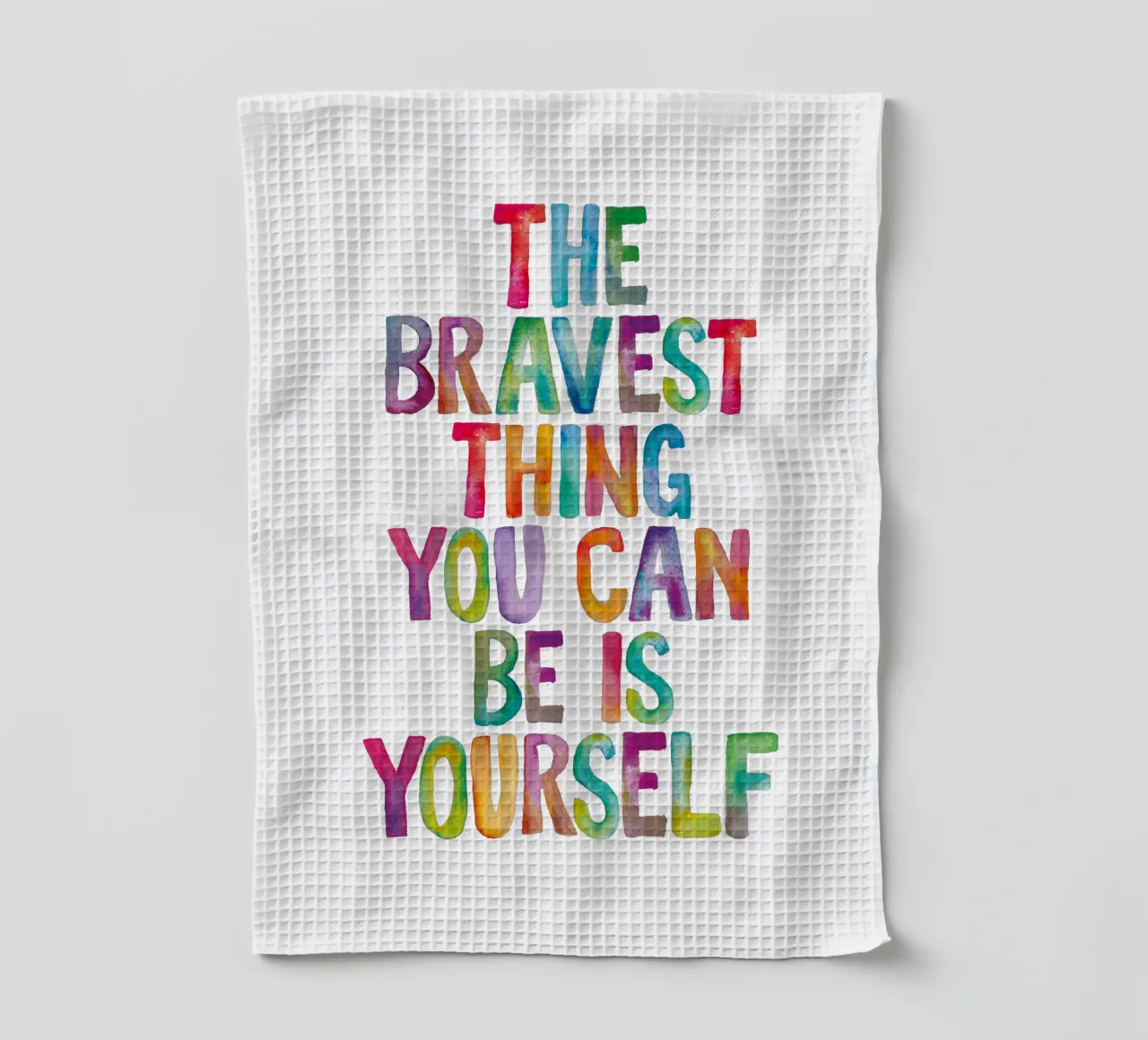 La chose la plus courageuse que vous puissiez être, c'est vous-même Typographie arc-en-ciel torchon de THE MOTIVATED TYPE