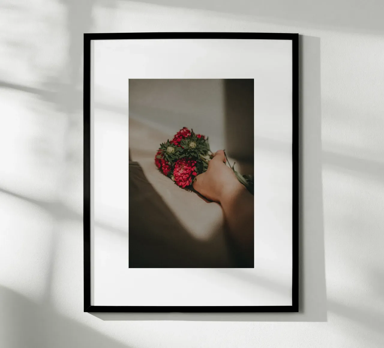 Sunlit Red Flowers poster con telaio in alluminio da selfieswithlove
