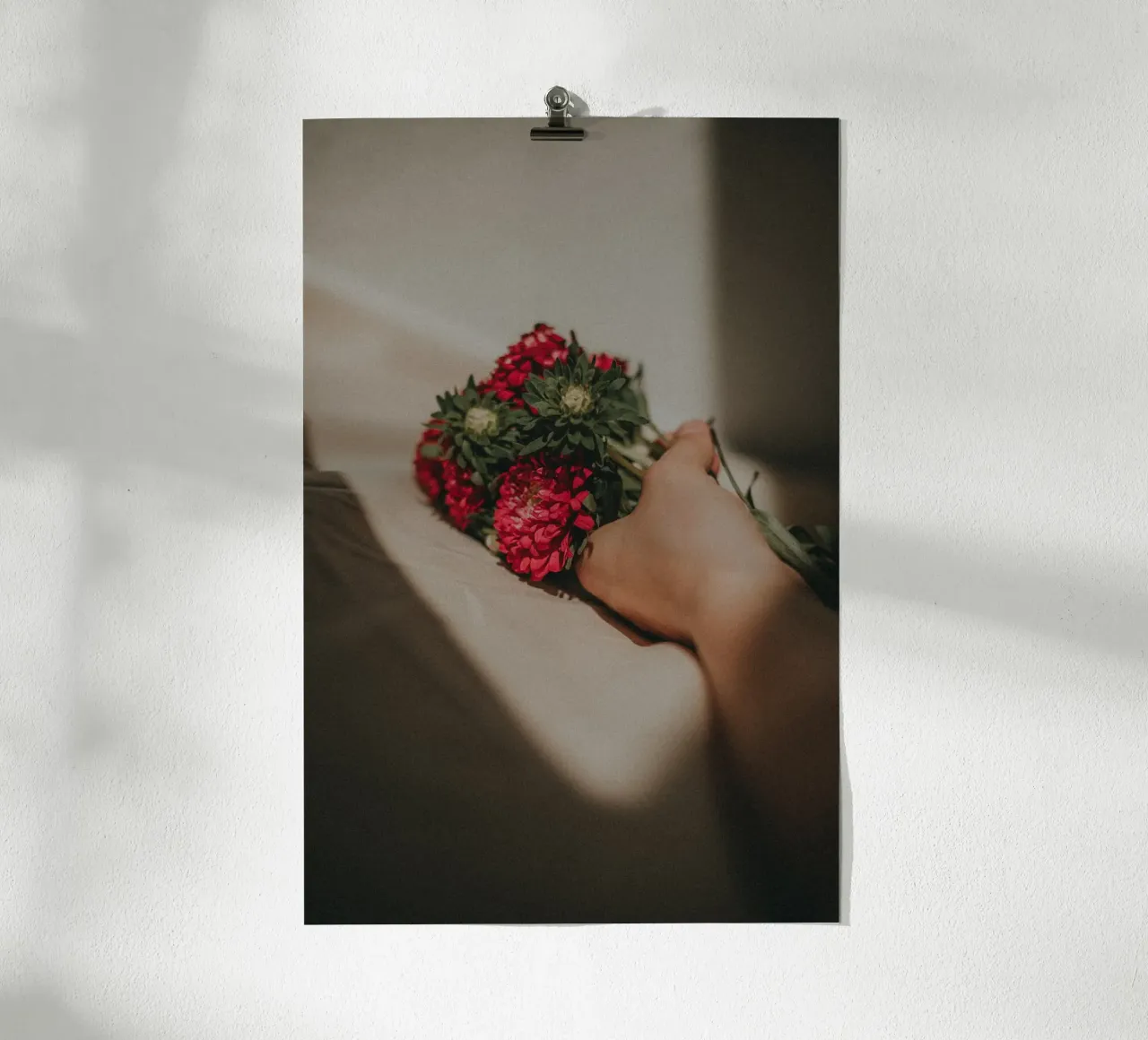 Sunlit Red Flowers poster con telaio in alluminio da selfieswithlove