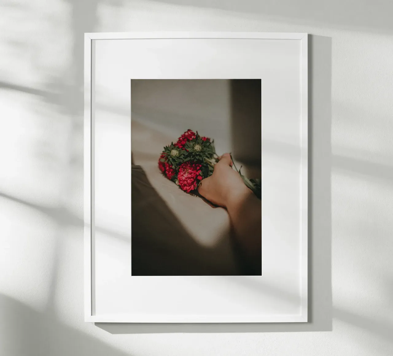 Sunlit Red Flowers poster con telaio in alluminio da selfieswithlove