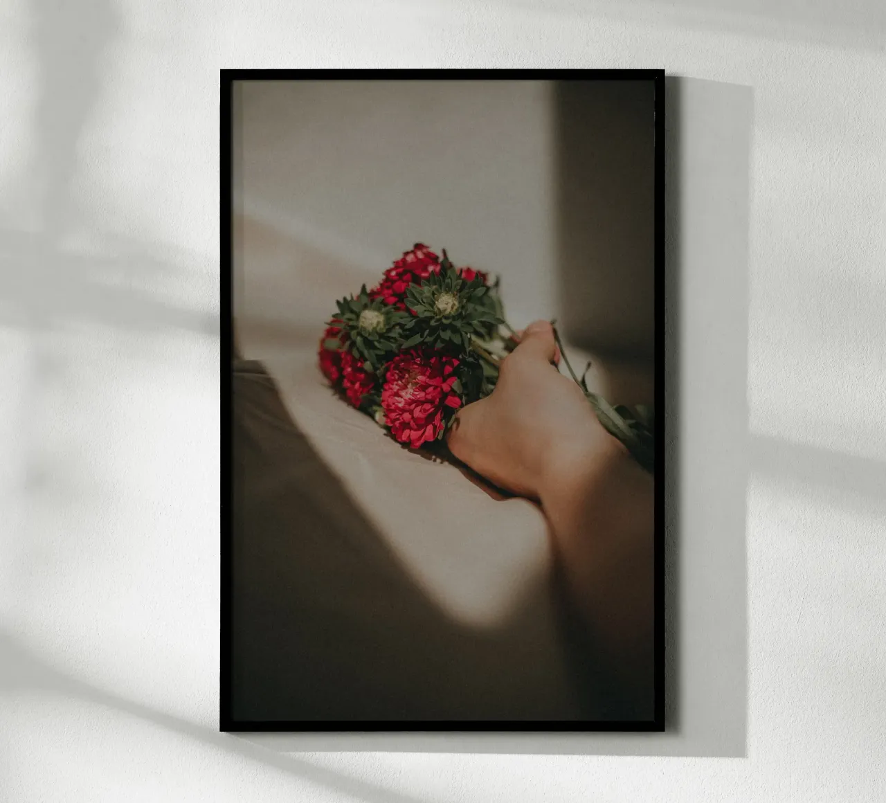 Sunlit Red Flowers poster con telaio in alluminio da selfieswithlove