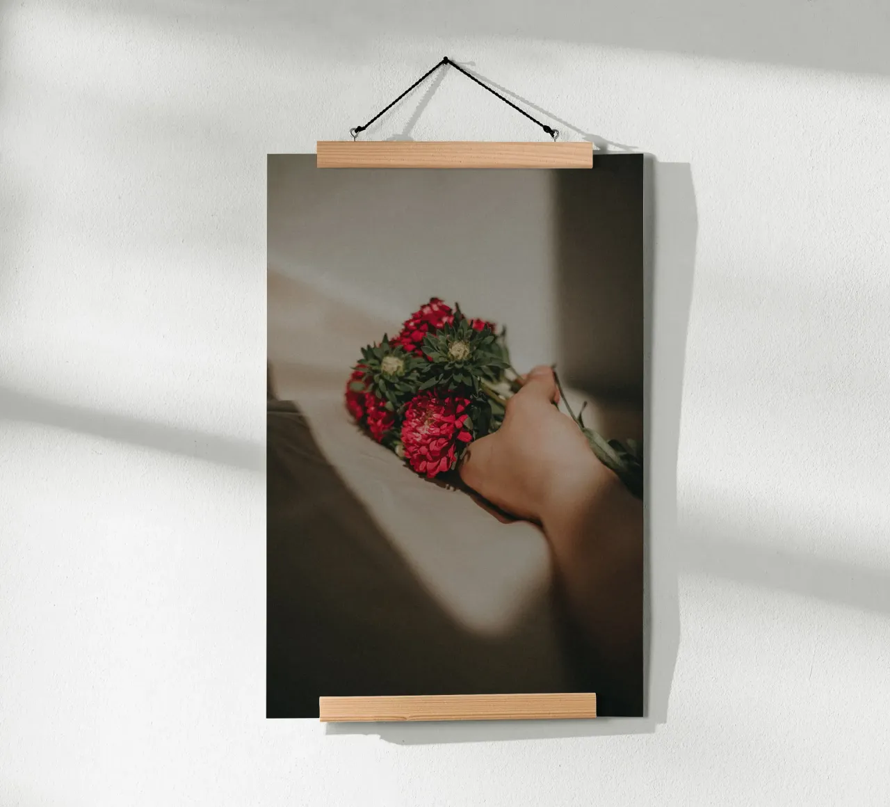 Sunlit Red Flowers poster con telaio in alluminio da selfieswithlove