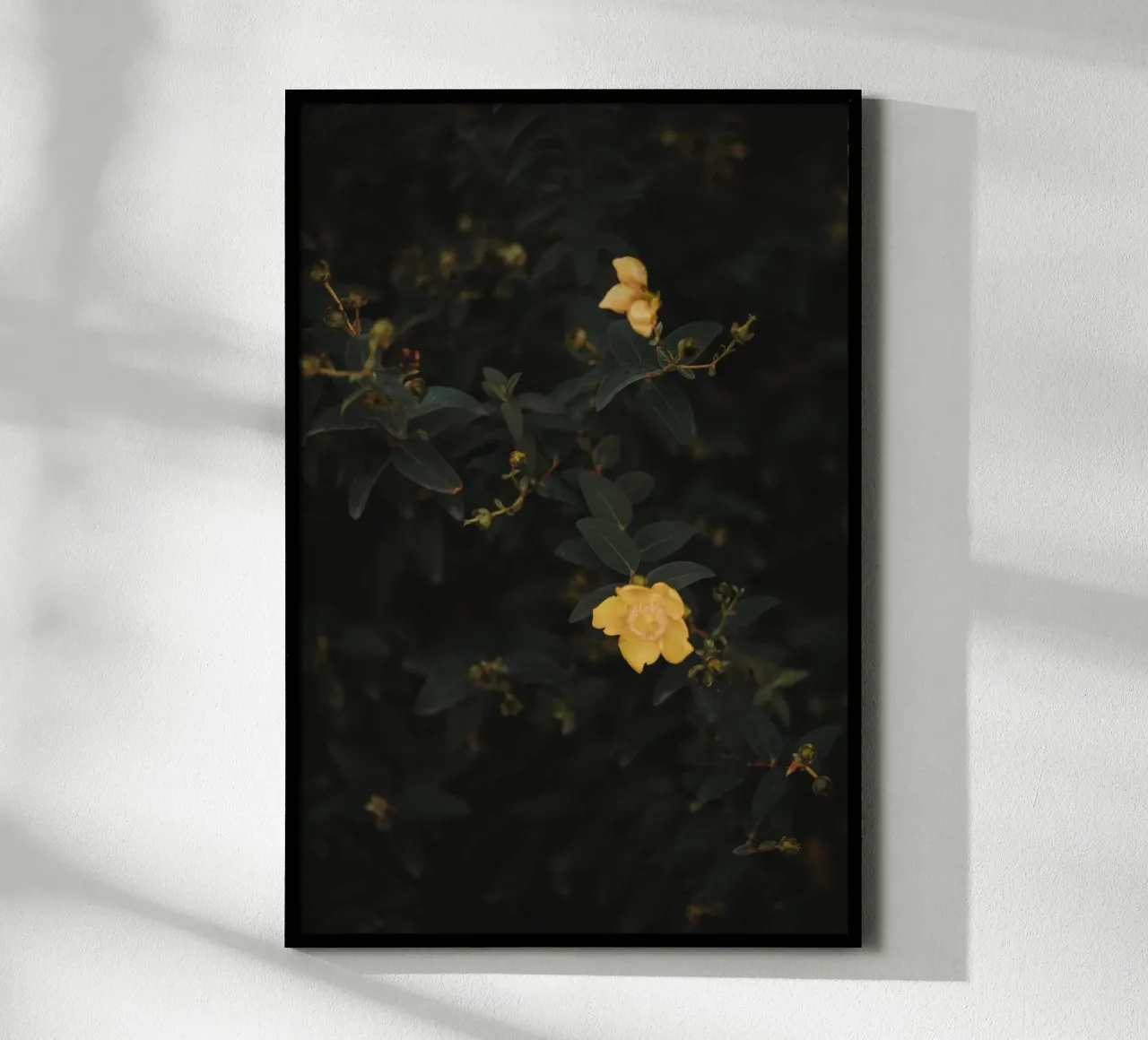 Moody Flowers Pt. II poster con telaio in alluminio da selfieswithlove