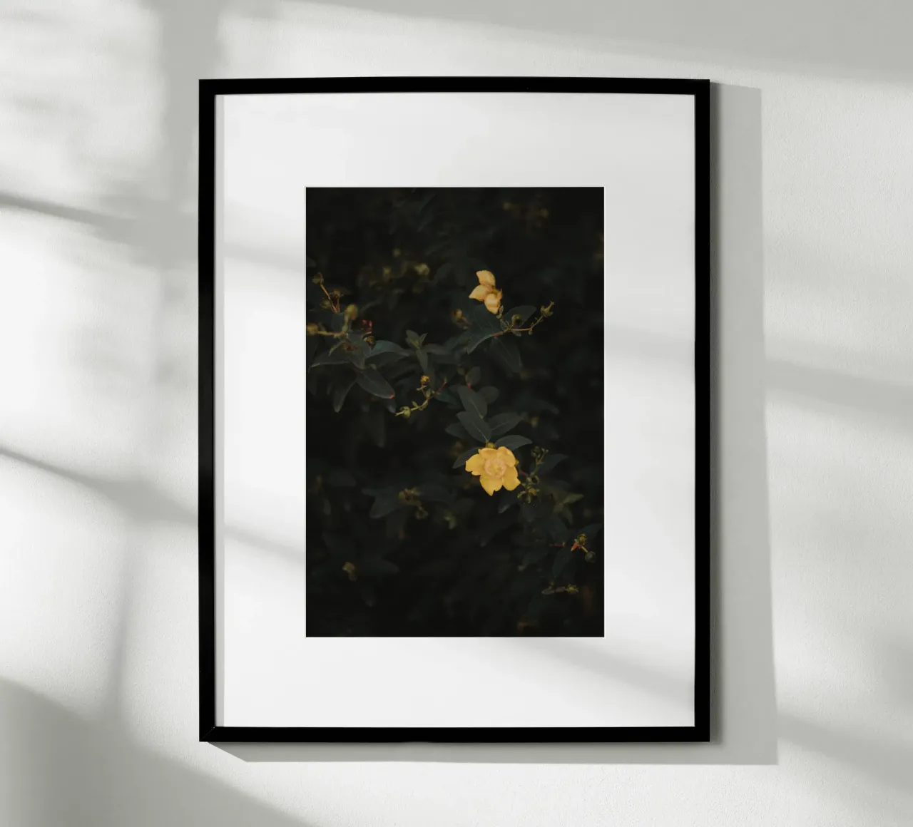 Moody Flowers Pt. II poster con telaio in alluminio da selfieswithlove