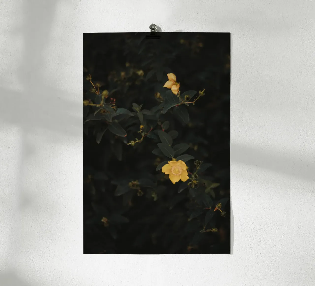 Moody Flowers Pt. II poster con telaio in alluminio da selfieswithlove