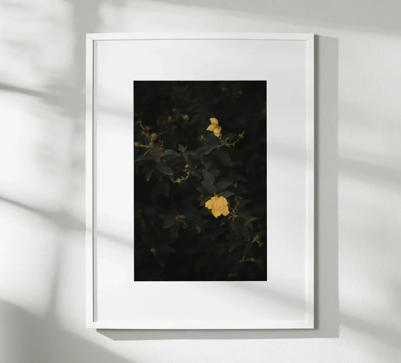 Moody Flowers Pt. II poster con telaio in alluminio da selfieswithlove