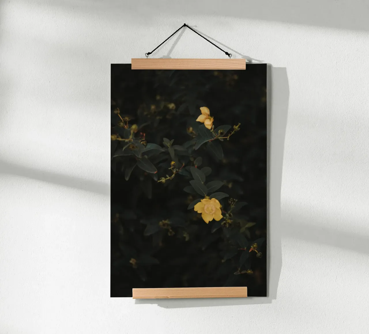 Moody Flowers Pt. II poster con telaio in alluminio da selfieswithlove