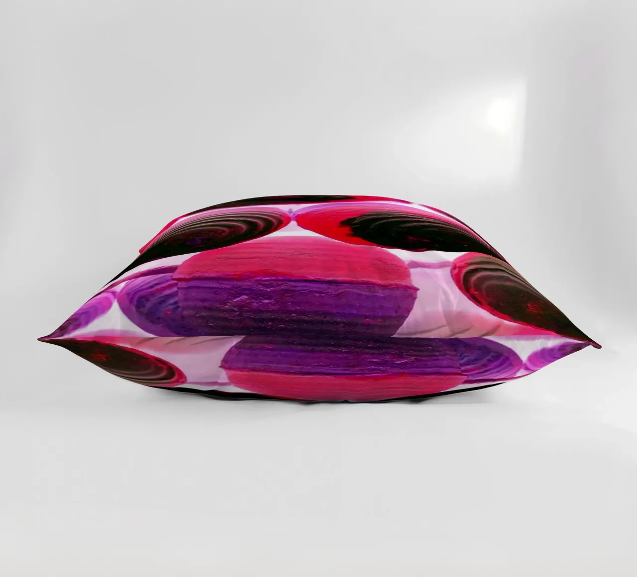 Bollini in viola cuscino da Massimo Frascogna
