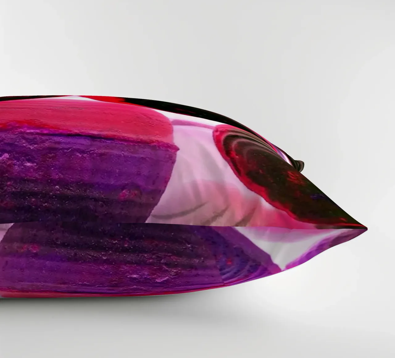 Bollini in viola cuscino da Massimo Frascogna