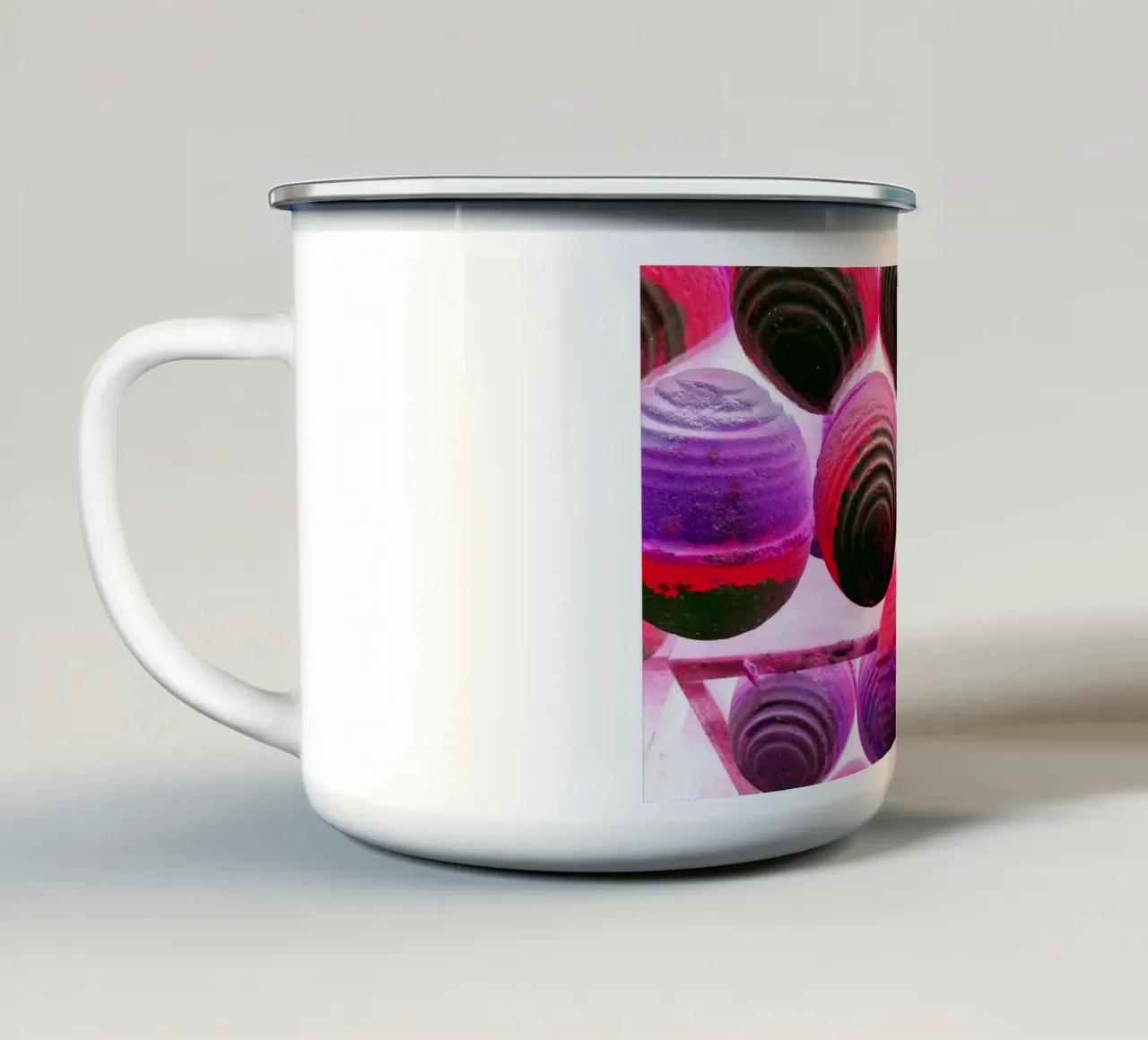 Bollini in viola tazza in smalto da Massimo Frascogna
