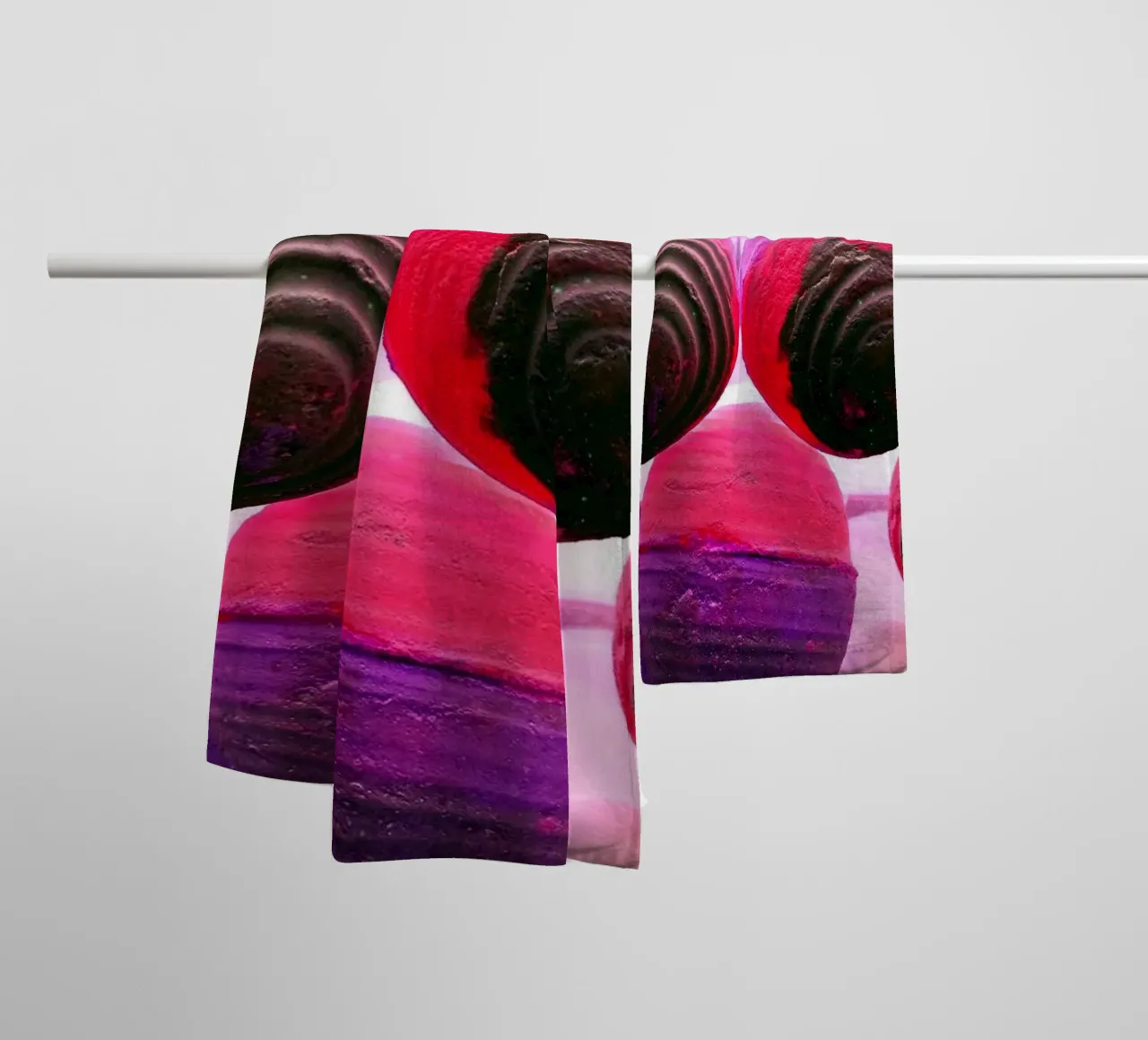 Bollini in viola asciugamano da bagno da Massimo Frascogna