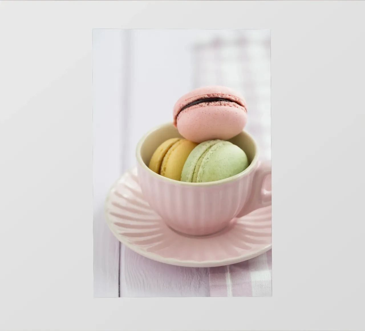 Macarons in tazza telo in pvc da foodphotolove