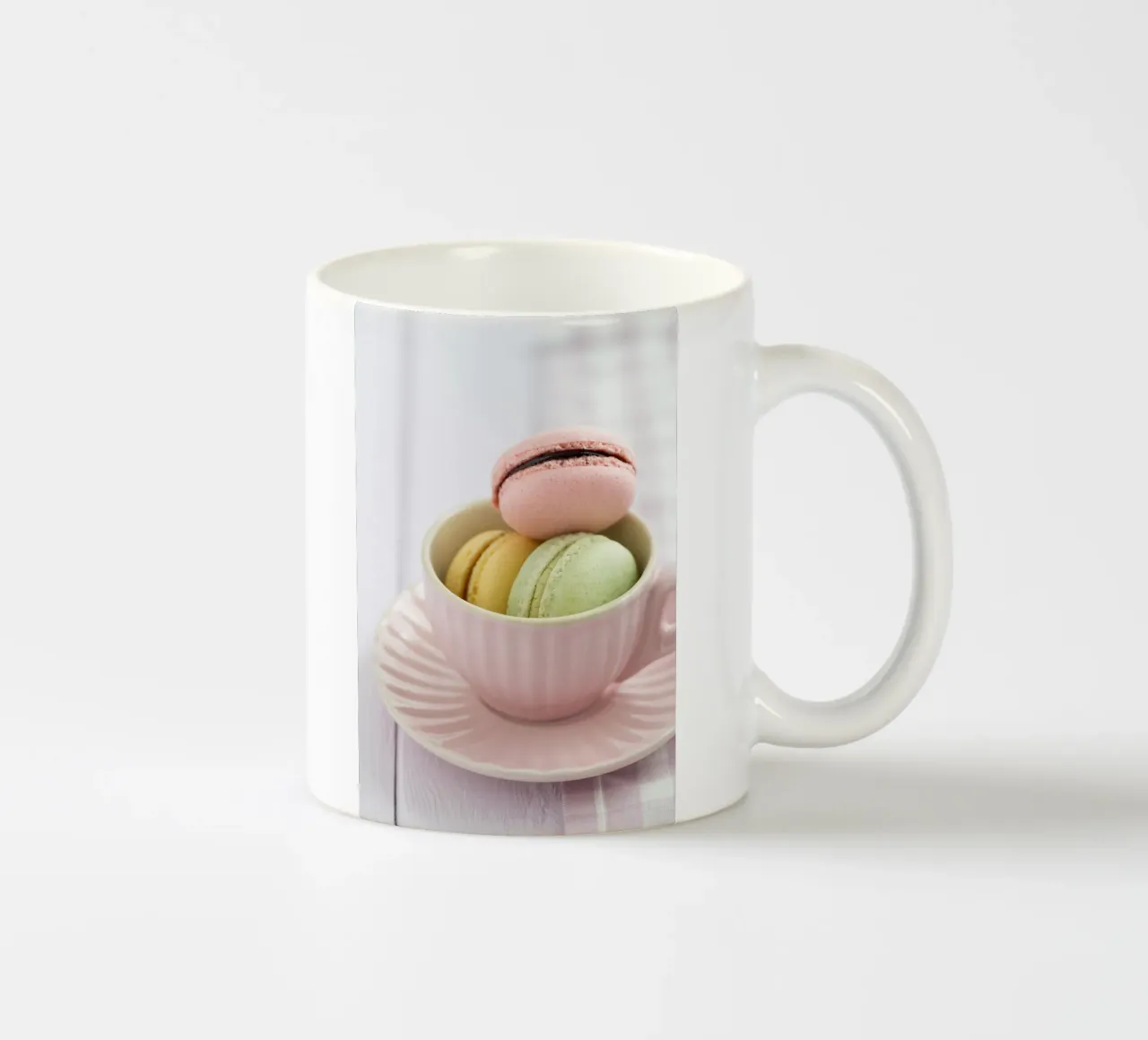 Macarons in tazza tazza in ceramica da foodphotolove