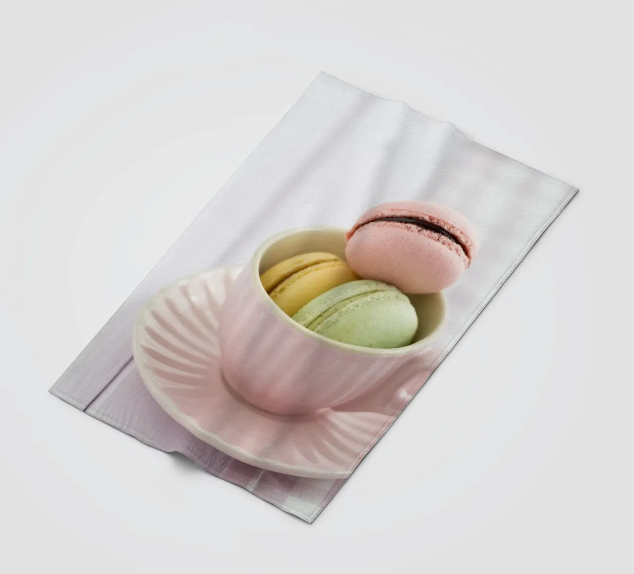 Macarons in tazza coperta in pile da foodphotolove