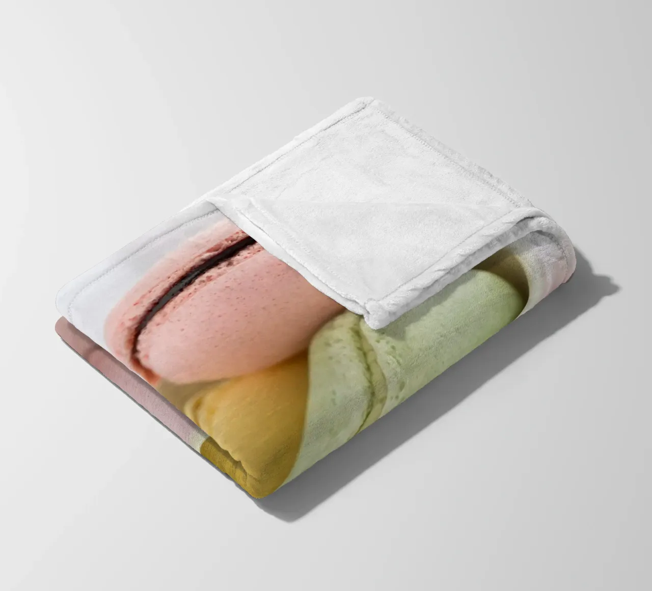 Macarons in tazza coperta in pile da foodphotolove
