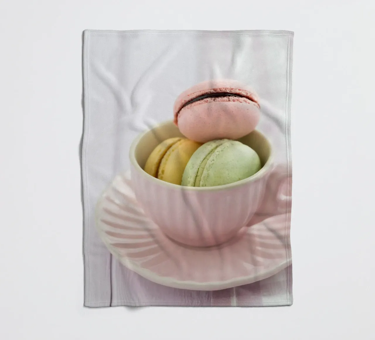 Macarons in tazza coperta in pile da foodphotolove
