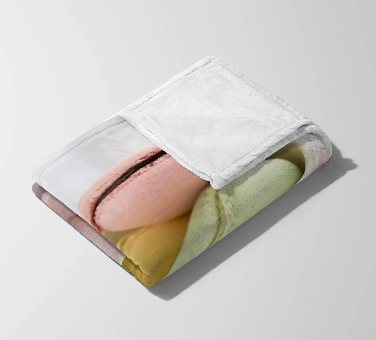 Macarons in tazza coperta in pile da foodphotolove