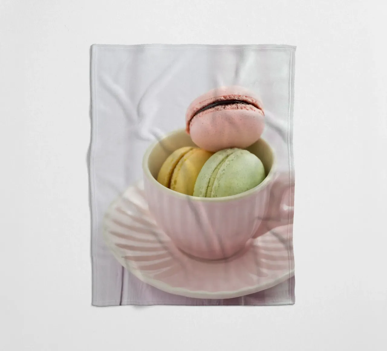Macarons in tazza coperta in pile da foodphotolove
