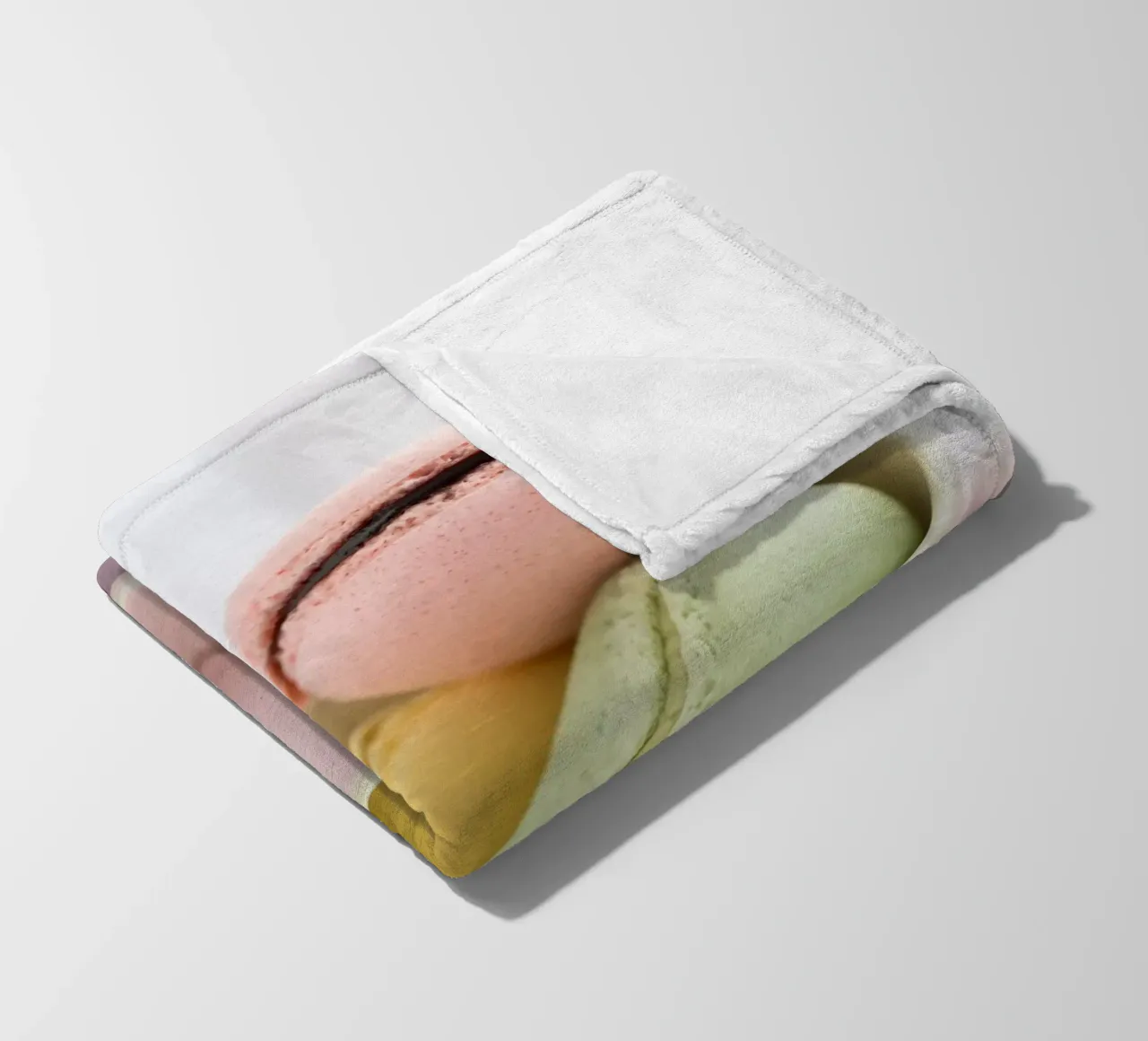 Macarons in tazza coperta in pile da foodphotolove