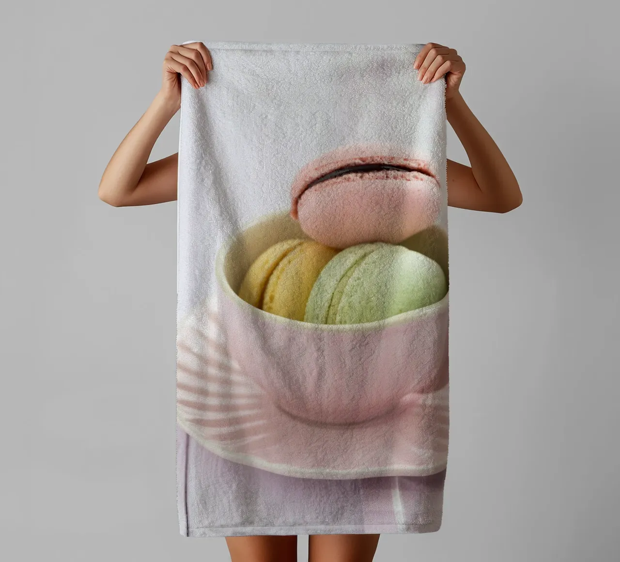 Macarons in tazza asciugamano da bagno da foodphotolove