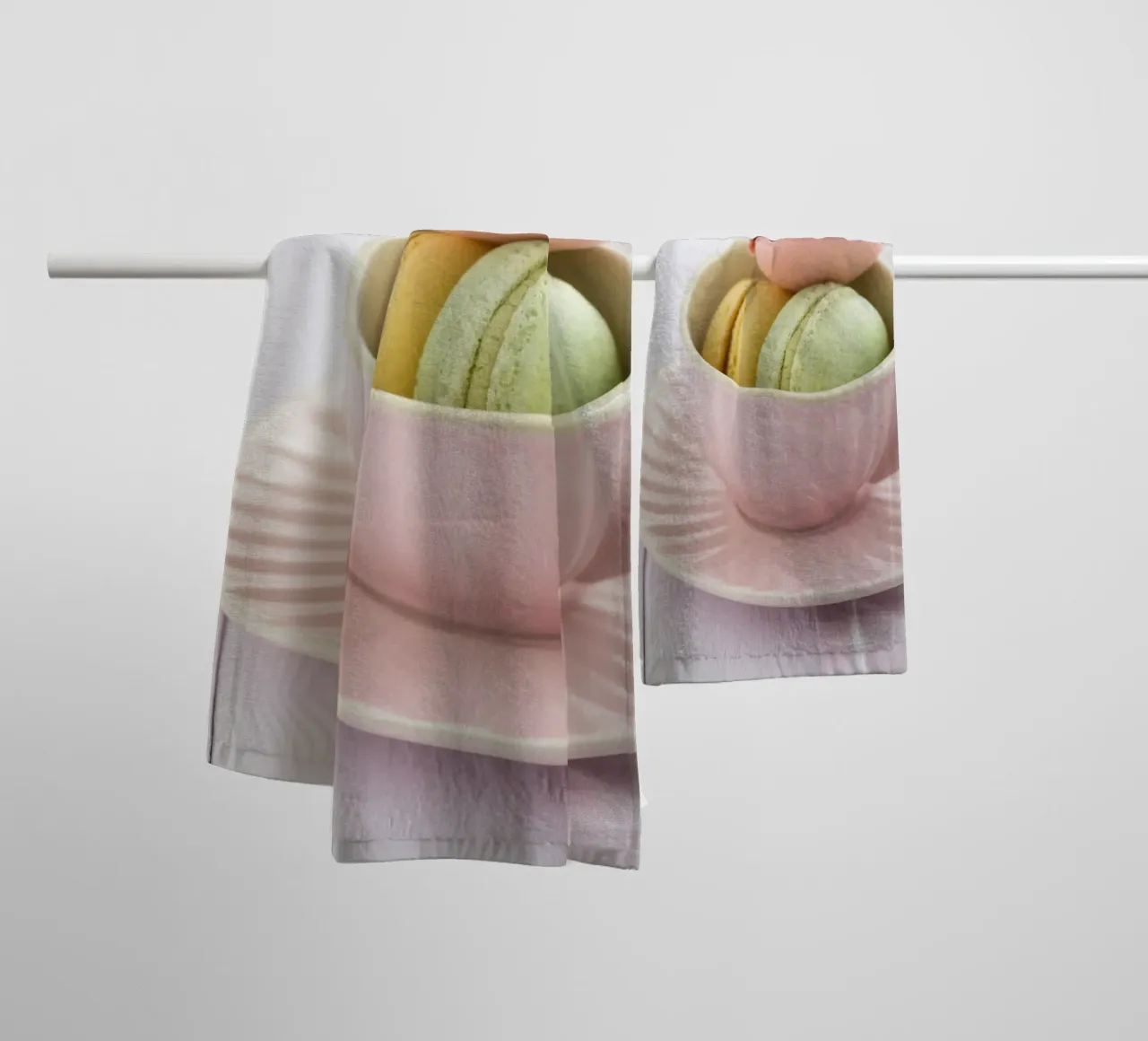 Macarons in tazza asciugamano da bagno da foodphotolove