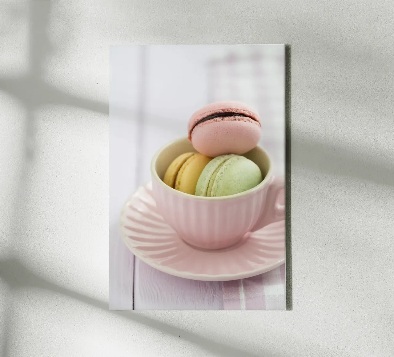 Macarons in tazza tela con Cornice a cassetta da foodphotolove