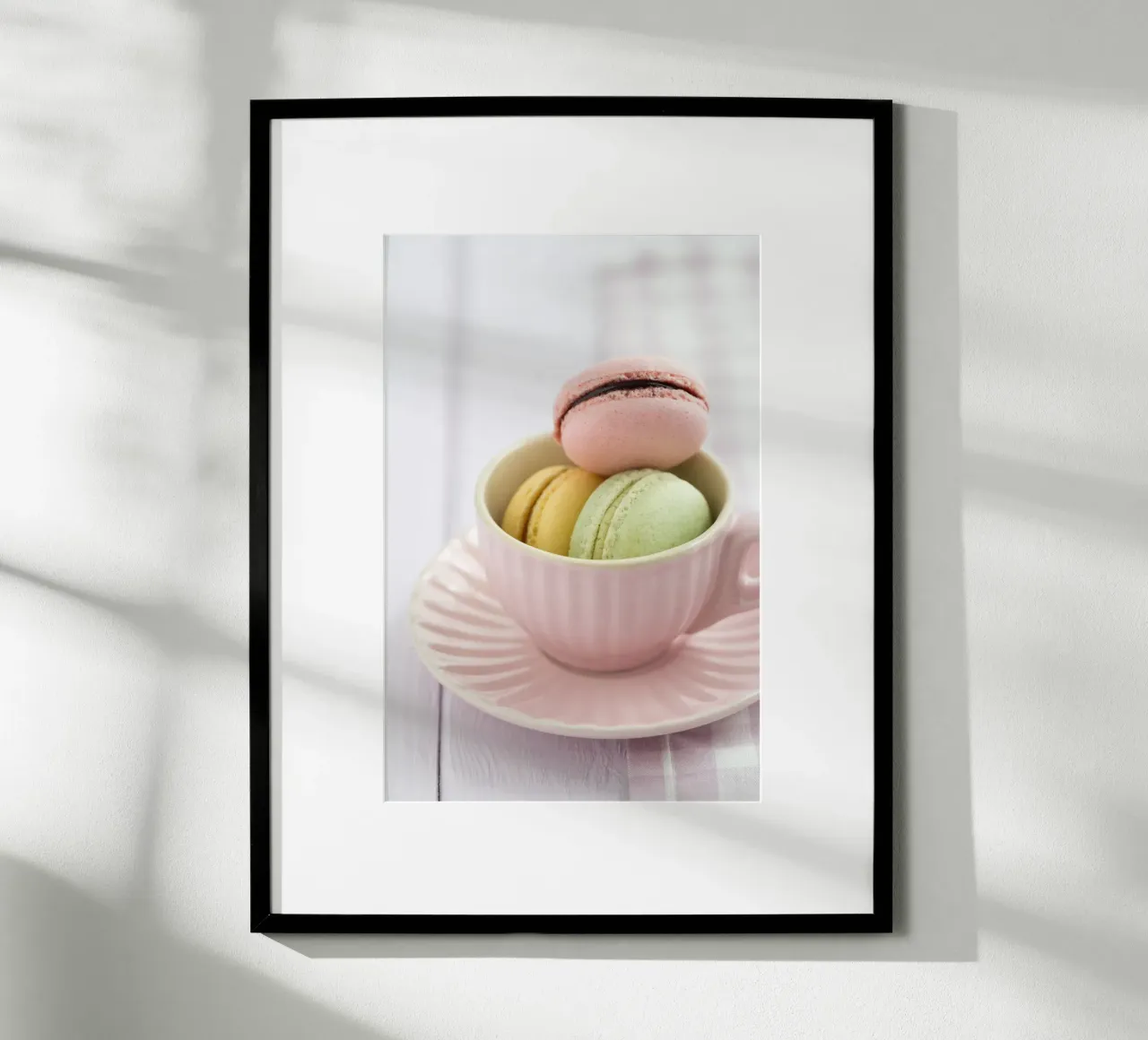 Macarons in tazza poster da foodphotolove