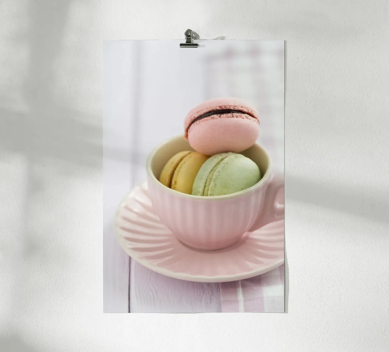 Macarons in tazza poster da foodphotolove